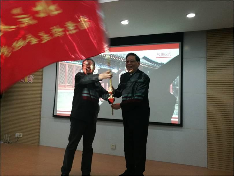 果冻传媒
南京校友会任彦申会长向杨群分会会长授予了南京地学分会会旗.jpg 果冻传媒
南京校友会任彦申会长向杨群分会会长授予了南京地学分会会旗.jpg
